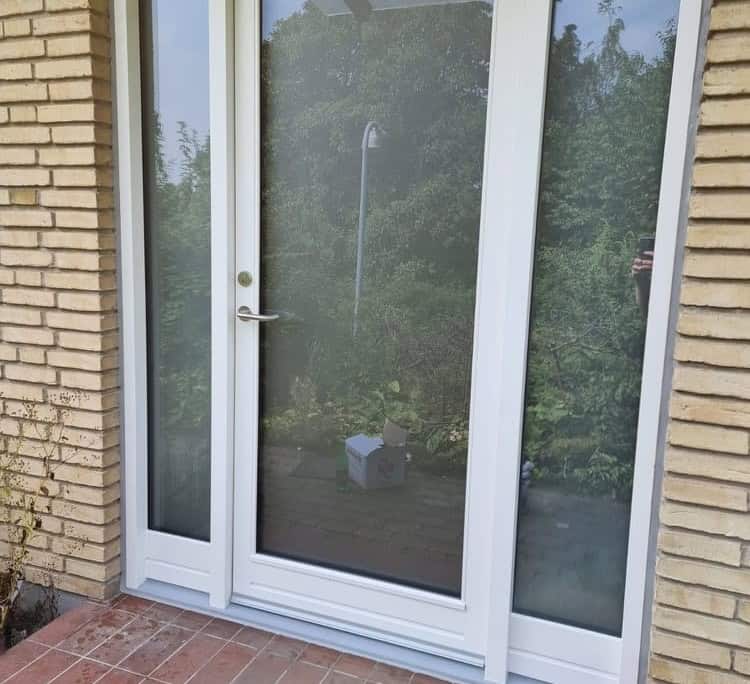 Udskiftning af glasset i hoveddøren kan din glarmester i Holbæk skifte